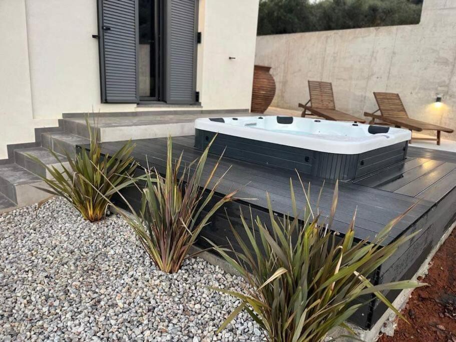 Ek Ornelakis, Luxury Country House With Jacuzzi La Canea Exterior foto